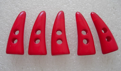 LU14 40mm Red Lucite Toggle Horn Buttons 2Holes 5pcs