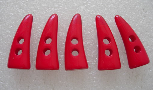 LU14 40mm Red Lucite Toggle Horn Buttons 2Holes 5pcs - Click Image to Close