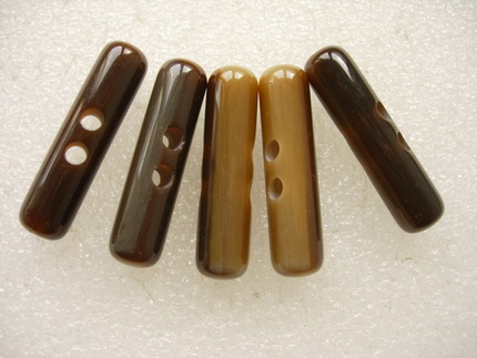 LU26 50mm Natural Lucite/Resin Toggle Horn 2 Holes Buttons 5pcs - Click Image to Close