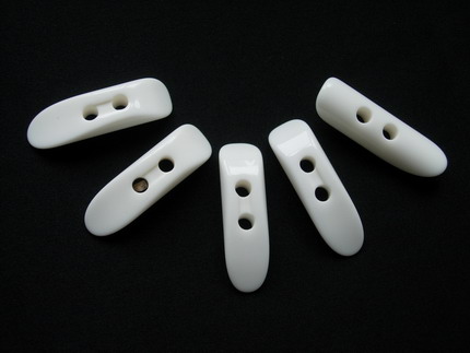 LU27 51mm Off-white Lucite/Resin Toggle Horn 2 Holes Buttons 5pc - Click Image to Close