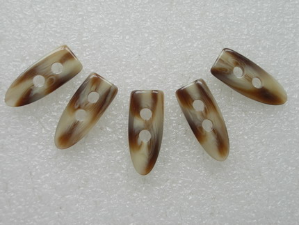 LU30 36mm Natural Brown Resin Toggle Horn 2 Holes Buttons 5pcs - Click Image to Close