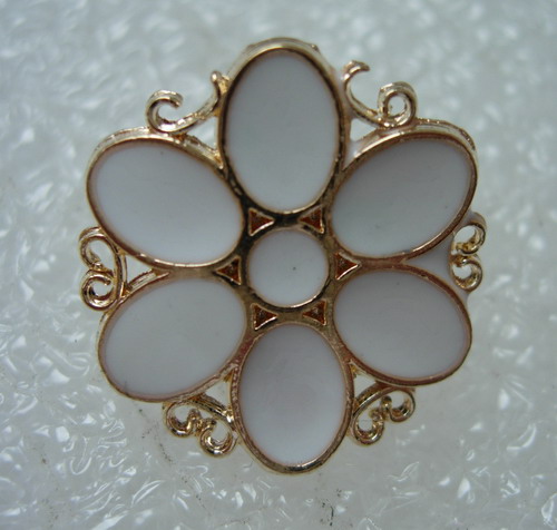 BZ36 18mm Petal Flower Enamel Blazer Button Gold White 4pcs - Click Image to Close