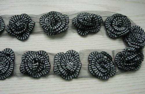 CB02 2.5" Layered Flower Crochet Stitch Applique Banding B&W 1Y - Click Image to Close