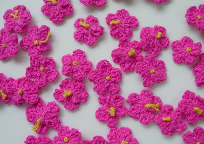 CR80 Crochet Mini Flower Applique Motif Fuchsia 30pcs