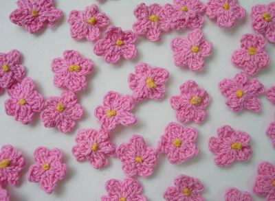 CR81 Crochet Mini Flower Applique Motif Pink 16pcs