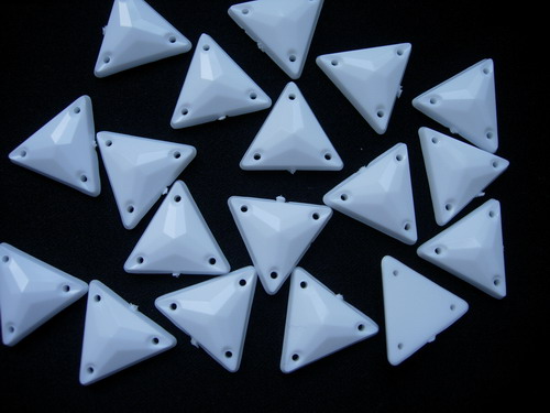RA106 17x17mm White Triangle Acrylic Gemstones Gems Sew On 30pcs