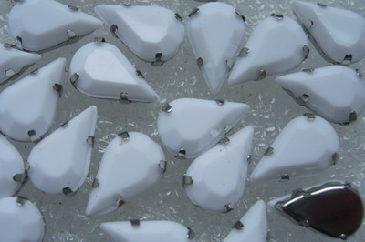 RM31 13x8mm White Acrylic Teardrop Gemstones with Setting 20pcs RM31 13x8mm White Acrylic Teardrop Gemstones with Setting 20pcs