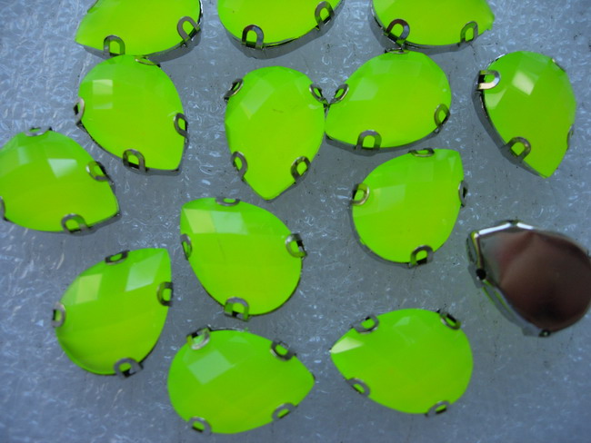 RM38 13x18mm Teardrop Neon Lime Resin Gemstones w/Setting x20