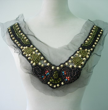 NK200 Floral Flower Collar Necklace Wood Beaded Applique