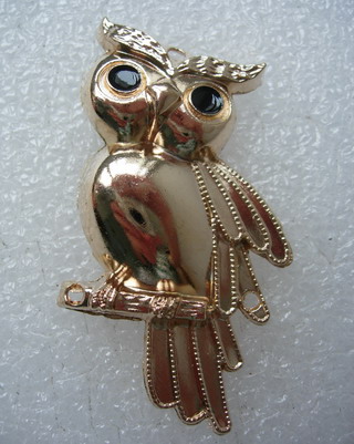 KU15 Trendy Owl Pin Applique w/Holes Sew On Gold 2pcs