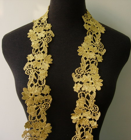 TL125 2 5/8" Flower Leaves Metallic Trim Lace Edge Gold 1y - Click Image to Close