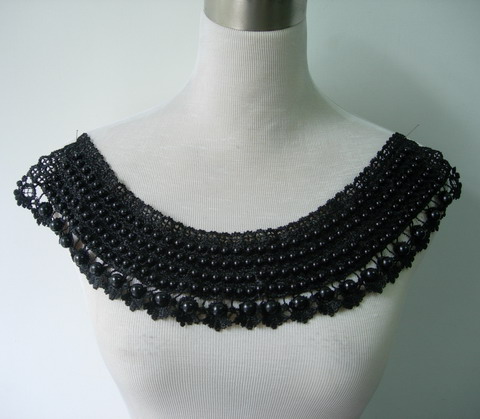 VK213-3 Trendy Pearl Collar Front-Neck Lace Venise Applique Blk VK213-3 Trendy Pearl Collar Front-Neck Lace Venise Applique Blk