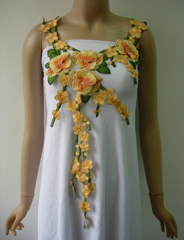 VK459 Yellow-Tone Tier Floral Leaves Neck Front Venise Applique